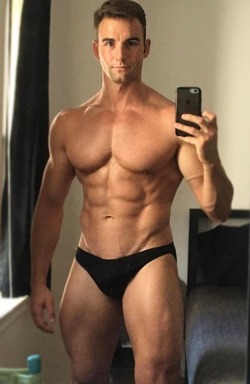 boybluehd: captain-batman-me:  Muscle selfie  Hermoso 😍💪 