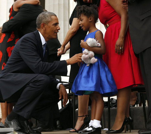 clatterbane:sierracuse:youngblackandvegan:accras:President Obama talks with Yolanda Renee King, 5, g
