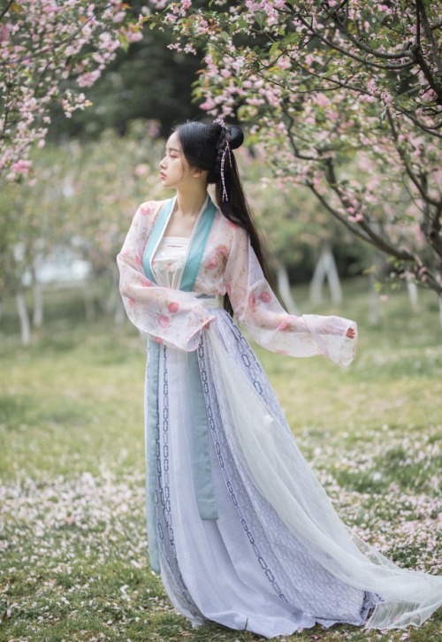 “江南烟雨雾青色。” Traditional Chinese Hanfu photography via 夏弃疾_. Hanfu from 彩云间 and 云舒院. She is wearing pa