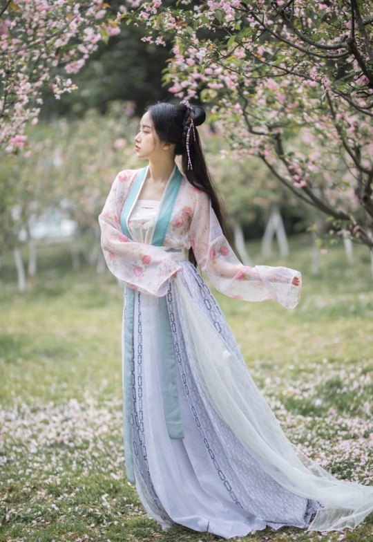 美品 宝尽くし 四季の花々 本金箔 刺繍 型染友禅 黒留袖 正絹