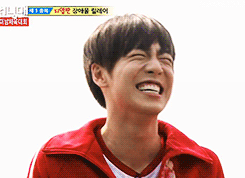 runningzoo:  This cute flowerboy Lee Hyun Woo! He’s having a blast! Sooo cute ^^