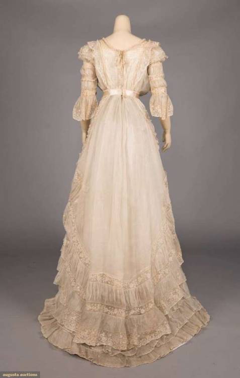 TRAINED LINGERIE GOWN, 1870s1-pc cream muslin &amp; Valenciennes lace gown w/ drawstring neck to bow