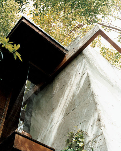 papalagiblog:Architect Ray Kappe built a multilevel house for his family back in 1967.