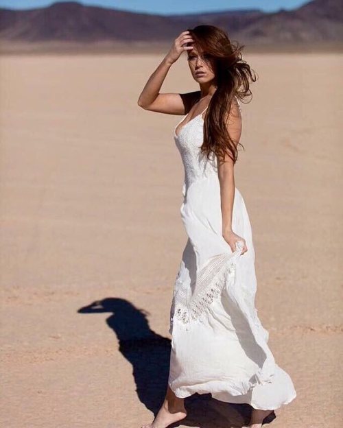 Strolling through the desert 🌵 . 📸: @stevevuoso 💄: @etiennelovelle by leannadecker_