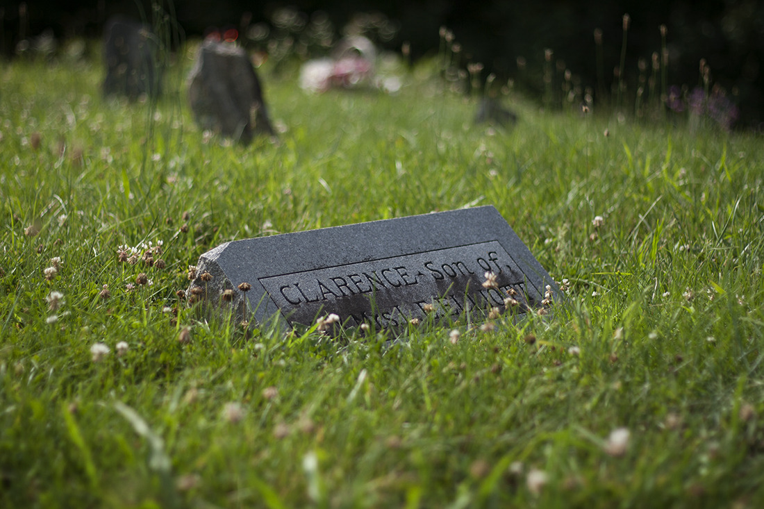 graveplaces:  Overgrown graveyard