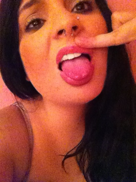 To the Anons calling me ugly even while trying to be ugly I still have perfect teeth.
