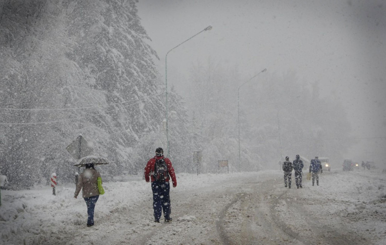 NEVADAS. Las fuertes nevadas que cayeron en las últimas 48 horas en las provincias de Rio Negro, Neuquen y Chubut, provocaron trastornos tanto para los pobladores locales como para los turistas debido al cierre de aeropuertos y rutas (foto: Patricio...