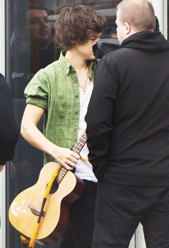 payne-in-da-ass:  idmarryyou: Aww it’s the same guitar (x)  don’t touch me