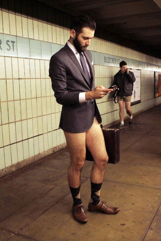 pointedahead: tigerleggies:  male-affection:  male-affection  Leggies just out there?!