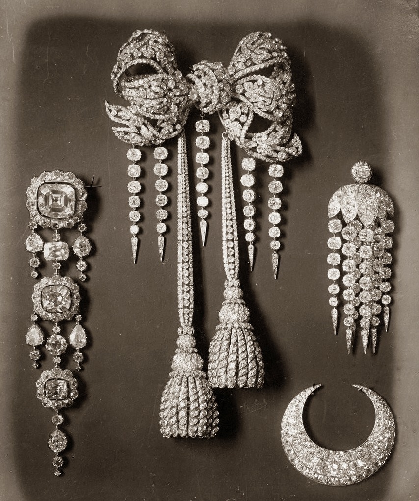 antique-royals:  Diamonds, pearls and precious stones from the French collection