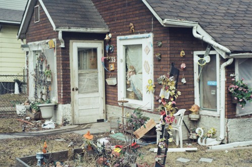 goldenprairies: doll window 