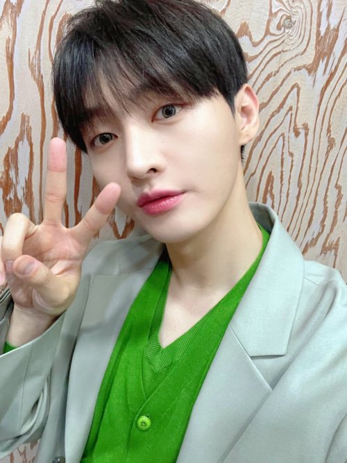 윤지성 (Yoon Jisung) Official: [#Today’sYoonHandsome] Weekends are for meeting Babal Babal! It was so n