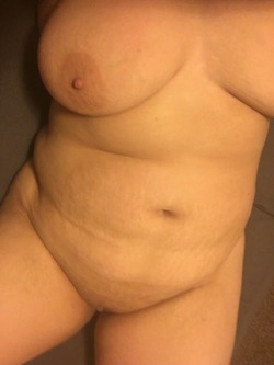 single-working-momma:  Feeling good after my shower. She taste so delicious. I love to play touch and taste. How would you play with me??