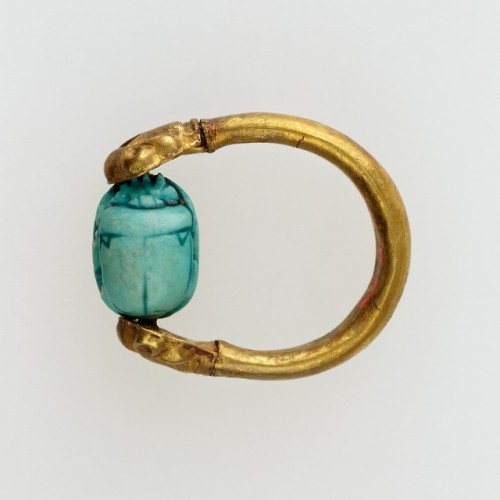 Scarab finger ring (gold and glazed steatite) inscribed with the name of the deity Amun-Re.  Ar