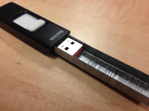 thingsfittingperfectlyintothings:  usb drive + staples (fit found by kelseyyccollins)