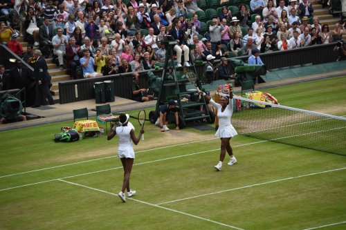 dbarraja:  Serena Williams &amp; Venus Williams win their 6th Wimbledon doubles title! beat