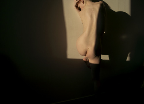 awaitingthegreatcollapse:  Come play a tune with me Self portrait by Malinda WasellKeep credits and caption intact if reblogging