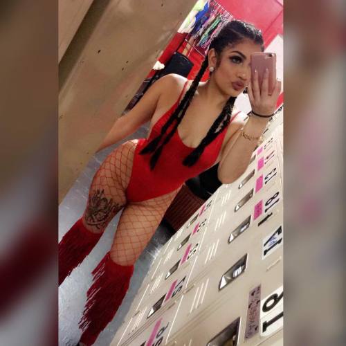 stripper-locker-room:  thuglifenessa