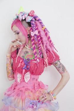 knightutena:  Rave Fashion on We Heart It. http://weheartit.com/entry/15272343/via/xXpAiNXx  I love those dreadfalls