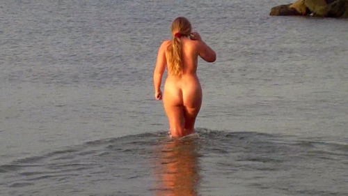 sweetcherrylips69: The weather was cold, the water even more so and the beach was in no way empty. S