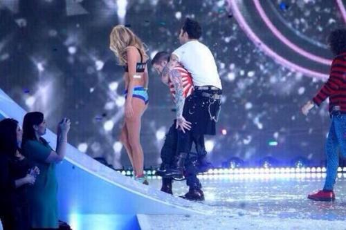 patrick-stumpified:petewentzdoesthings: Pete Wentz brutally attacks a Victoria’s Secret model.