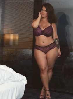 Italiankong:  Selini Angelini. I’m In Love. Need To Find Out More About This Curvy