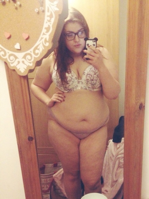 romaromani: That bra doesn’t fit perfectly, but it’s SO cute. Also chubby thighs <3 Eff your beau