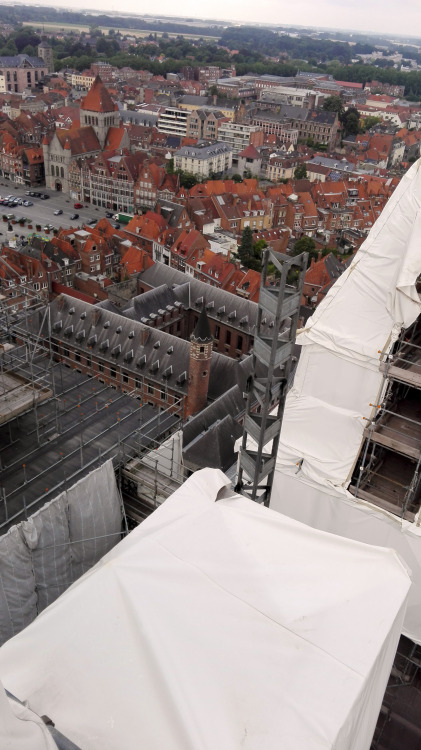 2016 - Kathedraal van doornik. 2 van de 5 torens verguld. 