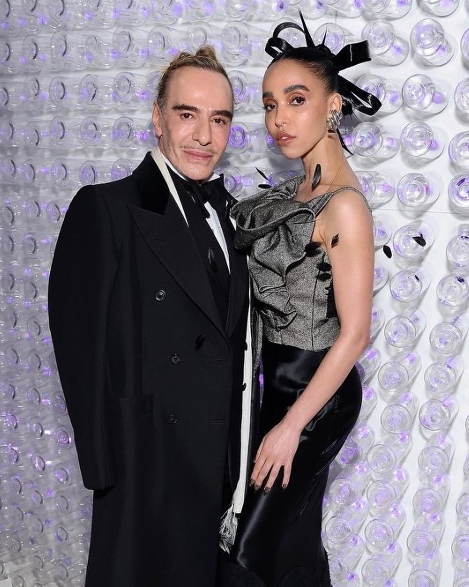 Black-is-no-colour — John Galliano & FKA twigs at the Met Gala 2023.