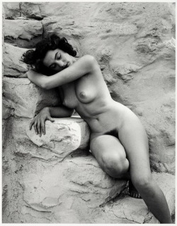 ffhum:     André de Dienes - Brunette Nude