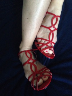 oneitalianwoman:  nakedselfieshots:  Red sandal 😘  Red sandalSandali rossi