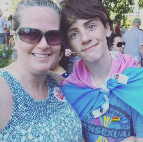 pleasejustbenicetopeople:i-deduce-skeletons:pr1nceshawn:Parents Supporting Their LGBT Kids During Pr