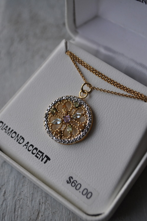 violet-fireflies:  violet-fireflies:  SPRING GIVEAWAY!!!Today is the first day of Spring, and I wanted to start of the season with a small giveaway. c:Giveaway Includes: NEW 18kt over sterling silver diamond accent necklace. (Worth ์!) TWO packets of