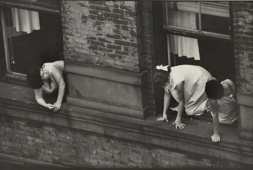 oldnewyorklandia:Gary Winogrand, Untitled, c.1950.    