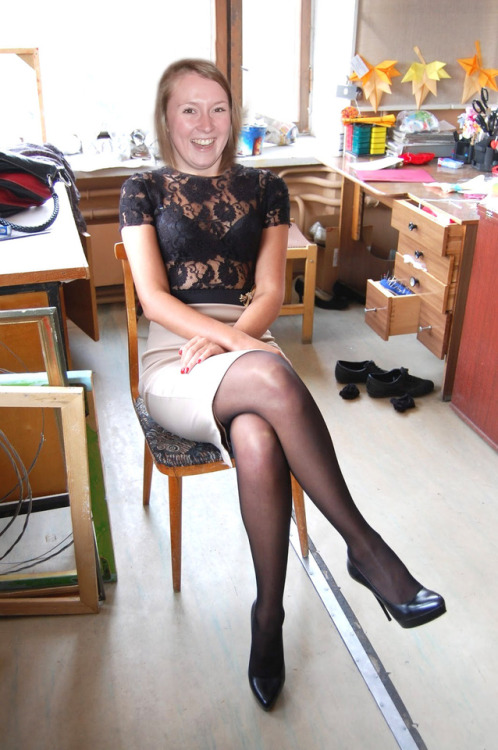 nylonhose-fanny:Sister in law Black pantyhosehttp://deewiper-pantyhose.tumblr.comFind more than 84.0