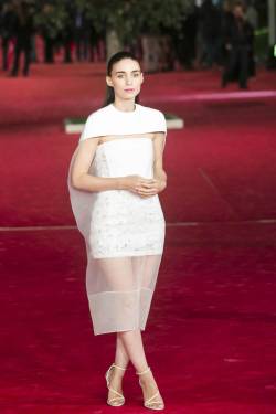runway-fresh:  Rooney Mara is a caped crusader in