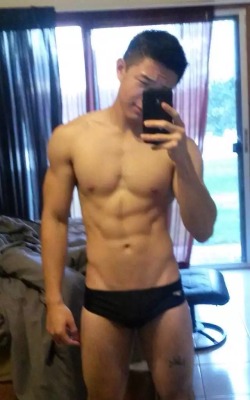 rebelziid:  Sexy Hunk Selfies  [ Great body and nice bulge :p ]