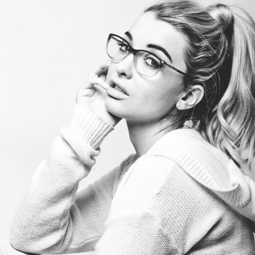 a43uakr7:  Emily Sears| GEEKY GIRL | NERDY GIRLS | GORGEOUS | BEAUTIFUL | STUNNING