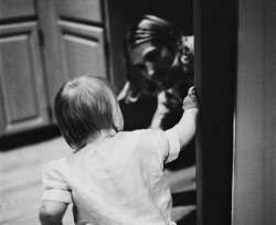 happy-blood:“One day, Kurt went on for a long time and when he returned home, Frances always called him: -” Daddy, Daddy, Daddy! “. But this time, she behaved differently, she turned and grabbed the nurse. It was probably a week before Kurt killed