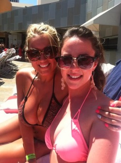 bikini-boob-envy:  Busty Friends 