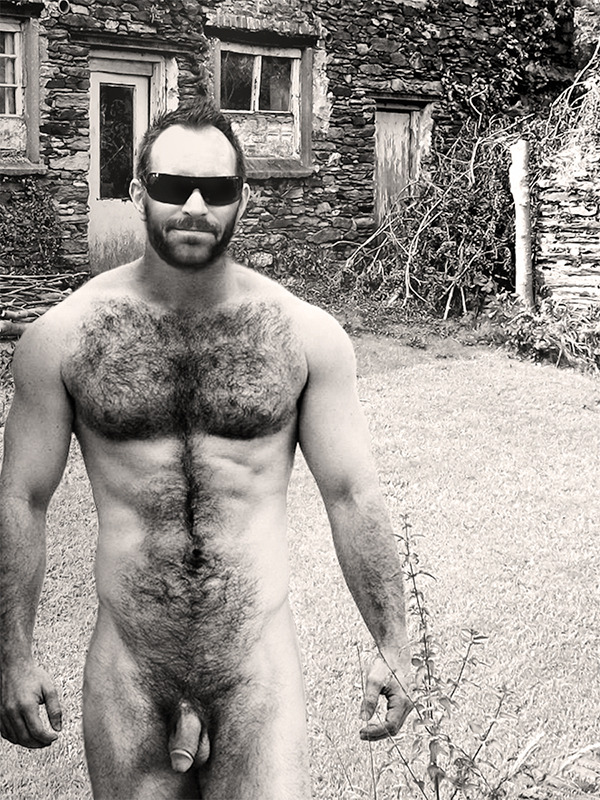 nakedregularguys:  SO HOT (sorry for the repost but I love this guy)   WOW he is