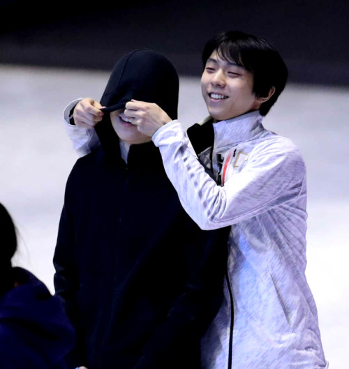 magicaleggplant:Yuzuru and Boyang at gala practice (x)