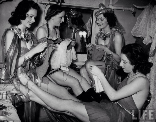 zandall60:  knittomania:  Showgirls knitting garments during drive to provide goods to servicemen during the war.  Artofthe 