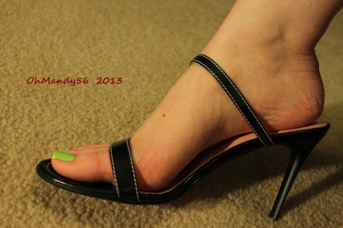 neon green toes