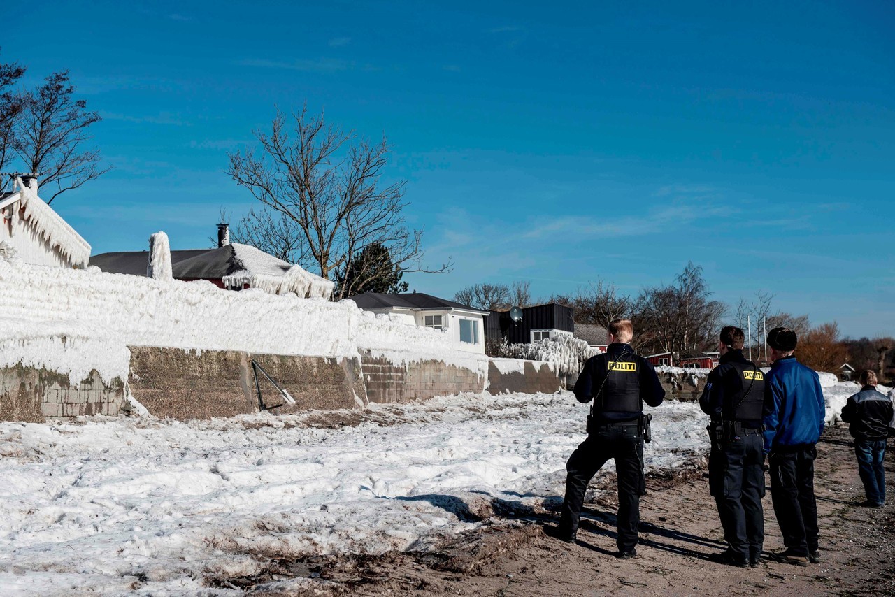 LA LLUVIA, EL VIENTO Y EL FRÍO. Un perro mira por encima de una pared de su casa cubierta de hielo, en la Bahía de Faxe, al sur de Copenhague, Dinamarca. Debido a los fuertes vientos, el agua golpeó cuatro casas frente del mar y las temperaturas...