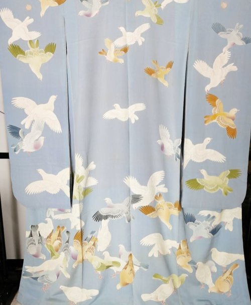 Hato (pigeons/doves) galore for this soft blue furisode and matching fukuro obi (seen on). In Japan,