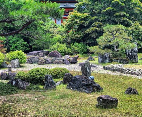 西南院庭園 [ 和歌山県高野山 ] Sainanin Temple Garden, Koyasan, Wakayama ーー徳川家康より寄進された経蔵を背後にのぞむ、 #重森三玲 が高野山で最初に作庭