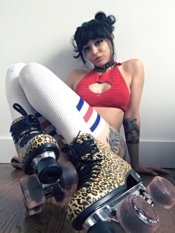 ropebaby:Cleaning my apartment in rollerskates