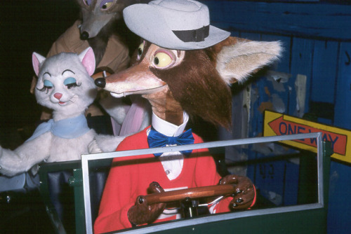  Photos of some of the animatronics in America Sings Act 4 – Modern Times. Photos taken by George Sh