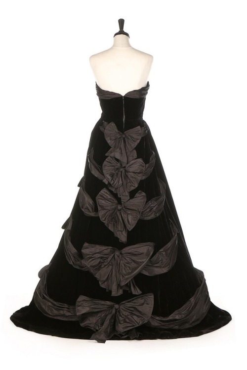 ravensquiffles: Pierre Balmain velvet evening gown 1953 Kerry Taylor Auctions